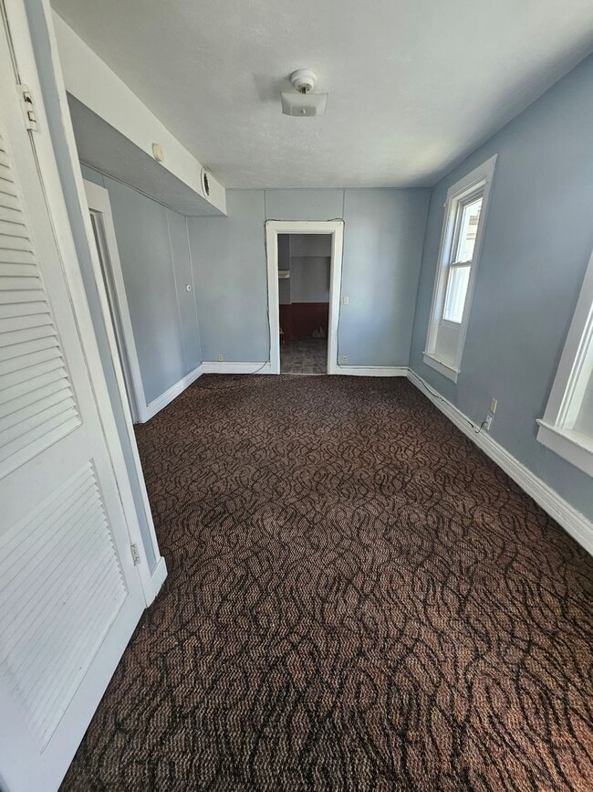 Building Photo - Lower 2 bedroom unit