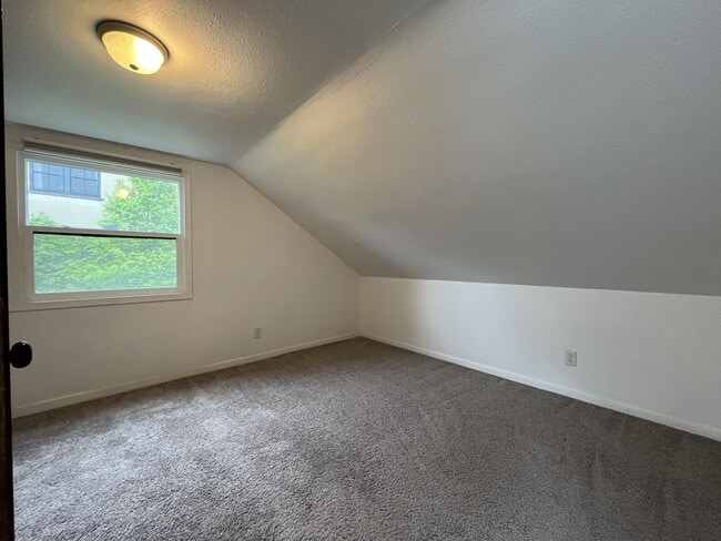 Building Photo - Large NW Portland Home Near Shops & Restaurants with Finished Basement & Bay Windows