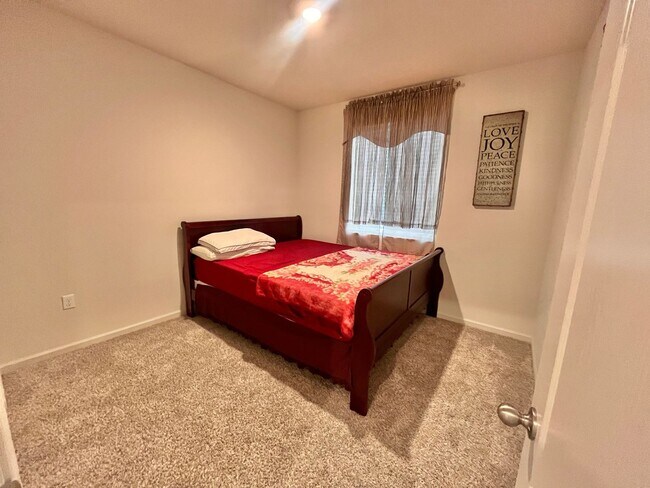 Building Photo - Stunning 5-bedroom, 3-bathroom residence with Solar!