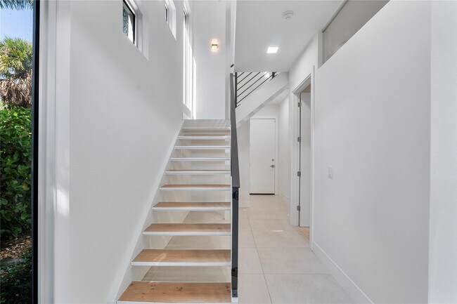 Building Photo - 3270 NE 15th St