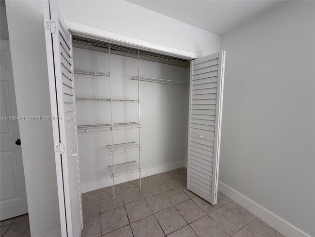 Building Photo - 155 Lakeview Dr