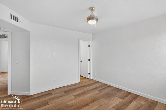 Building Photo - Stylish 2Bdm 1Ba Apartment with Fireplace in Phoenix - MI Special!