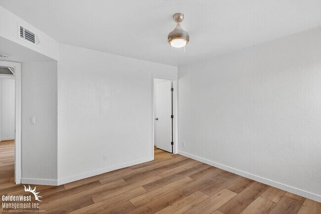Building Photo - Stylish 2Bdm 1Ba Apartment with Fireplace in Phoenix!