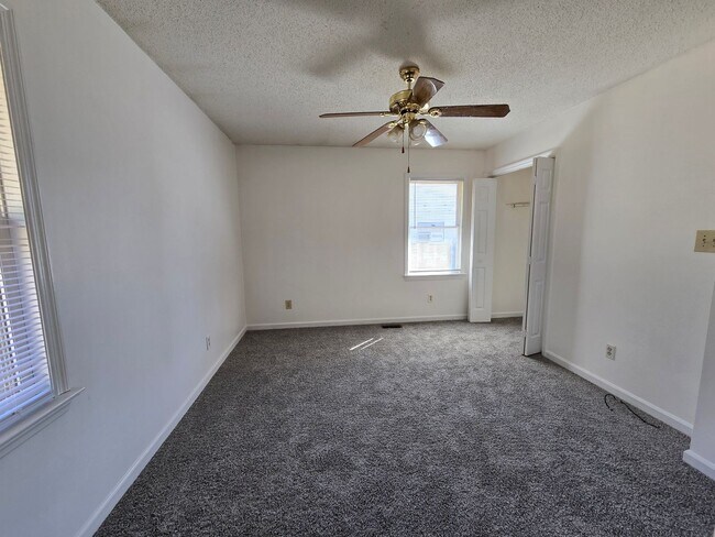 Building Photo - 1929 Crestview Dr