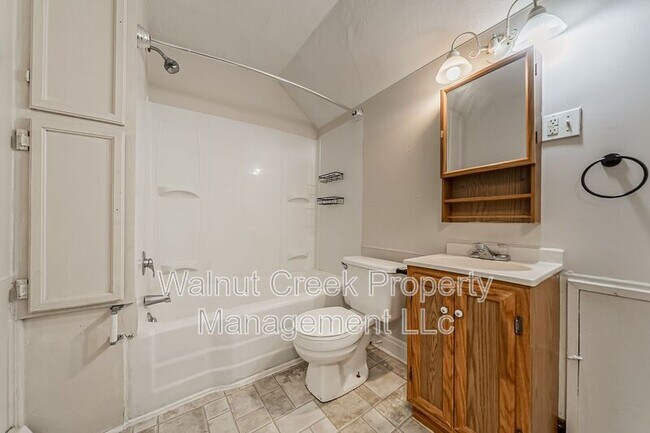 Building Photo - 870 S Main St