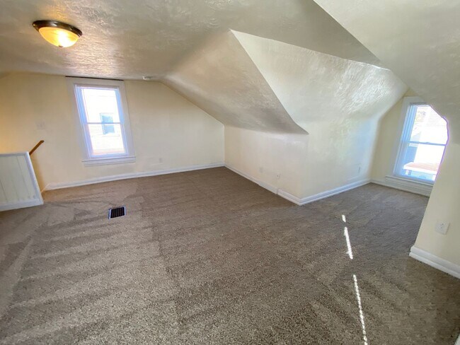 Building Photo - Spacious 3br house with off street parking