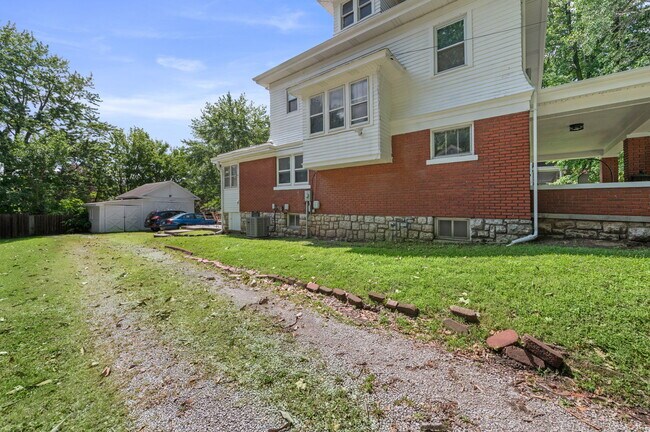 Building Photo - 319 N Delaware St