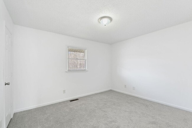 Building Photo - Updated 2-bedroom, 1.5-bath townhome in Winston-Salem