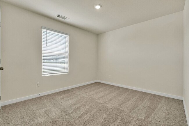 Building Photo - 627 Fox Den Cir