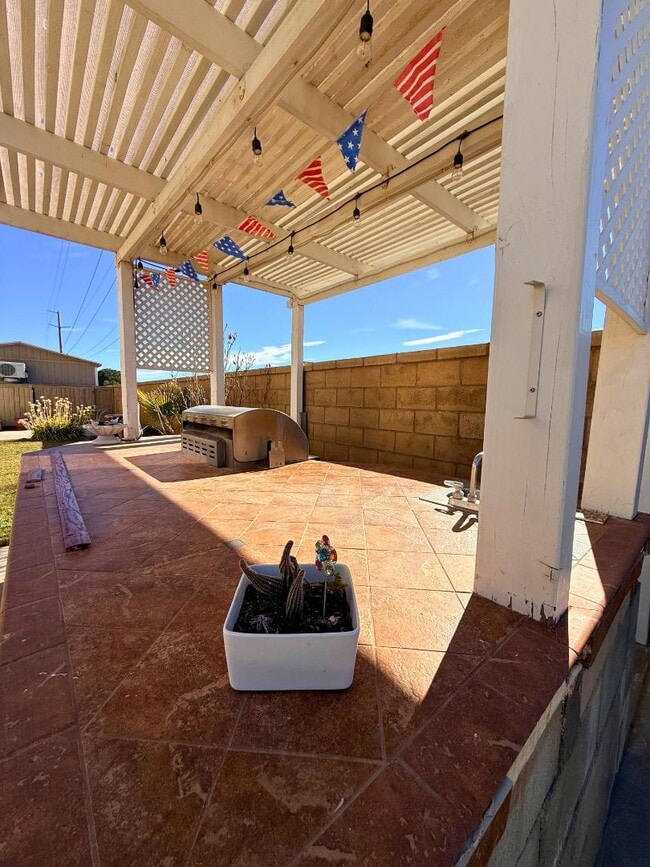 Building Photo - 14115 Desert Rose St