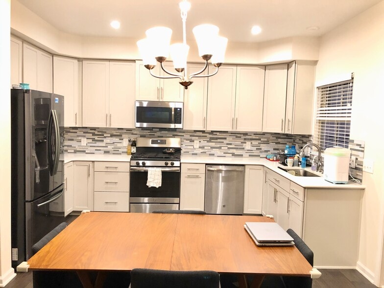 Breakfast area + kitchen - 4014 Audubon Park Dr