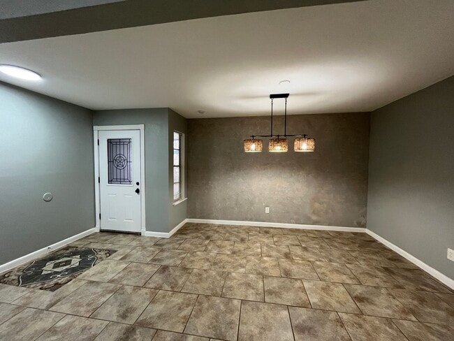 Building Photo - UPDATED HOME WITH BONUS ROOM