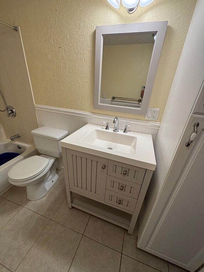 Bathroom - 1534 Benton St