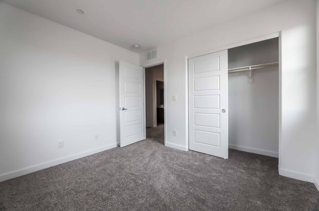 Building Photo - BRAND NEW 4 BEDROOM TOWNHOME IN CADENCE!