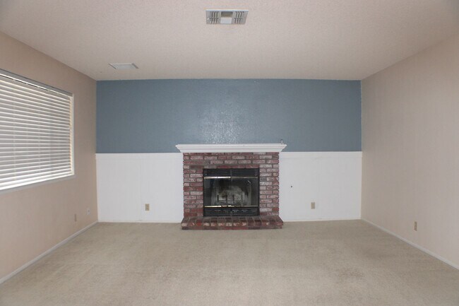 Building Photo - Stylish 3-Bedroom Home with Spacious Backy...
