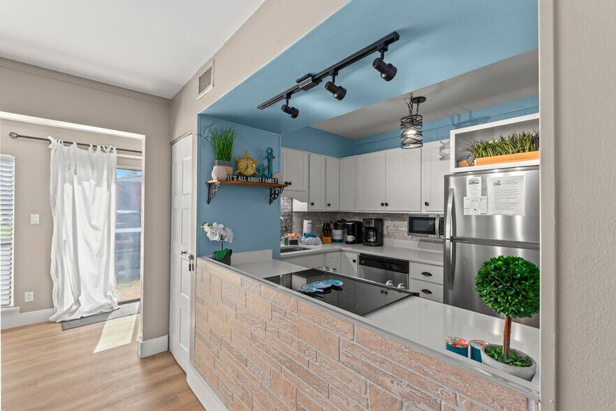 Building Photo - 4000 Gulf Terrace Dr