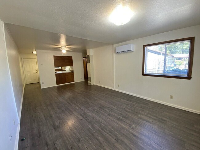 Building Photo - 1032 W Nevada Ct