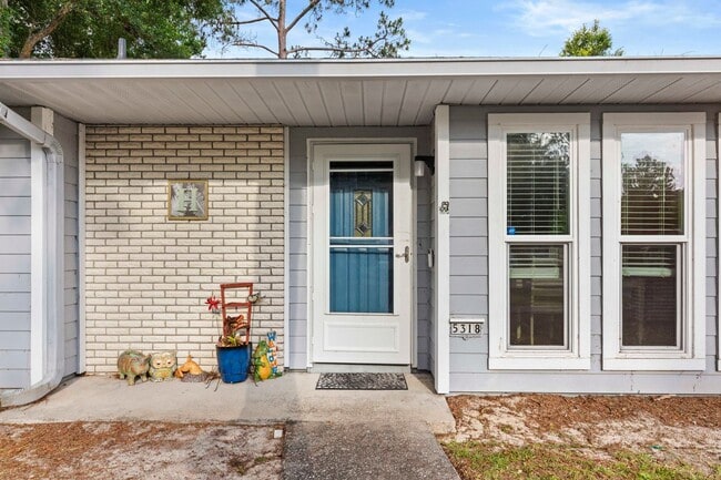 Building Photo - Beautifully updated 3 bedroom 2 bath home ...