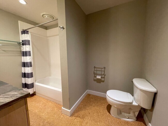 Building Photo - Fantastic Condo in NW Portland with Washer...