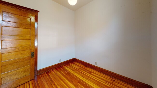 Building Photo - 3912 N Greenview Ave