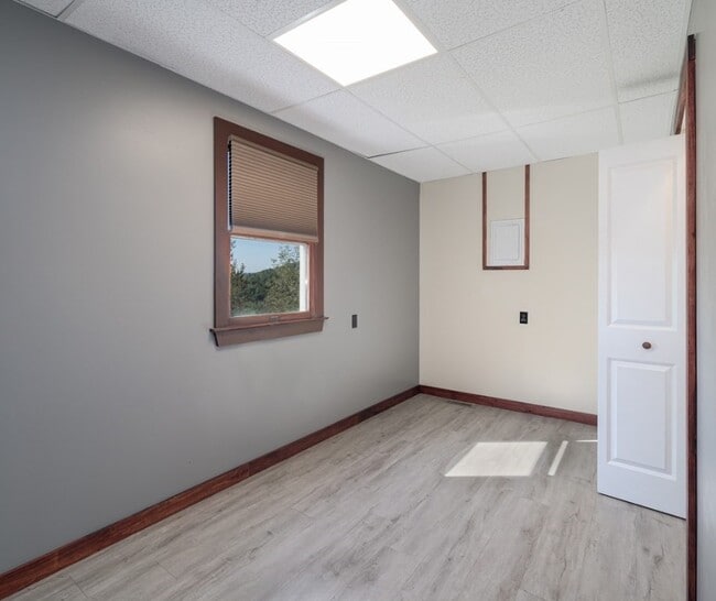 Building Photo - 20 Mutton Hill Rd
