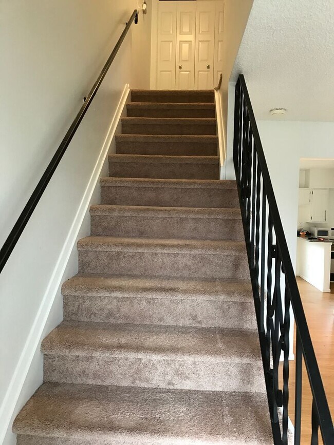 Building Photo - Beautifully Updated Townhome in Prime Loca...