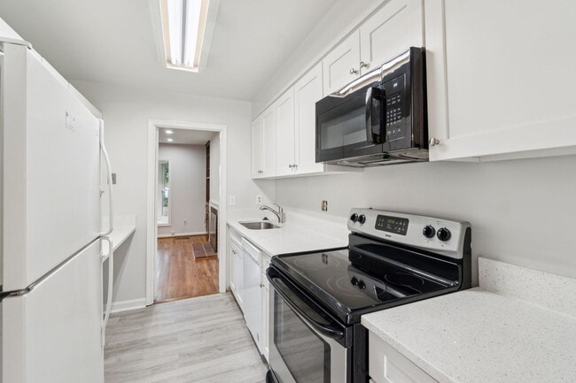 Building Photo - Wonderful, 4 level Arlington Brick townhome!
