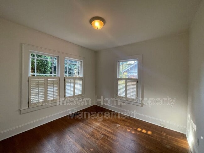 Building Photo - 506 Page Ave NE