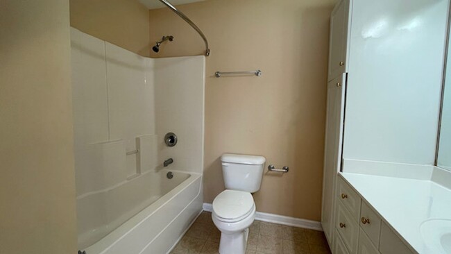 Building Photo - 2 Bedroom, 2.5 Bathrooms Townhome in the H...