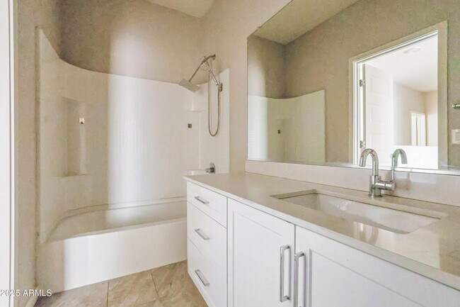Building Photo - 1119 S Stapley Dr