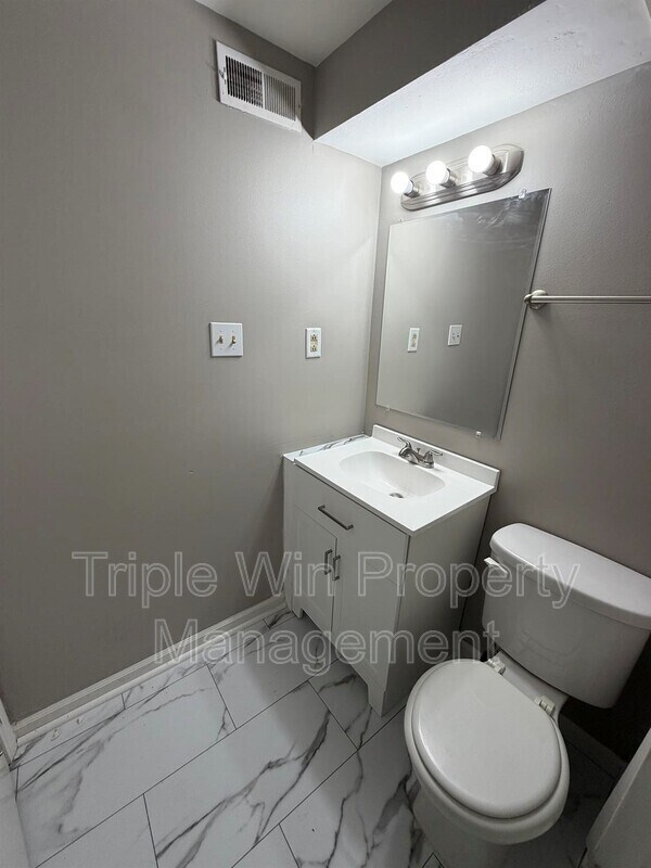 Building Photo - 1665 Queens Dr