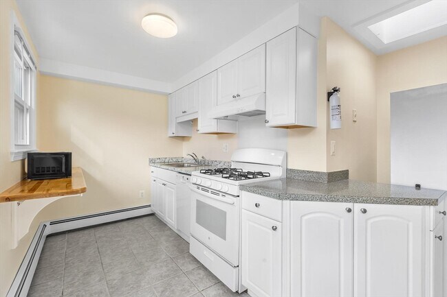 Primary Photo - 30 Saxton St