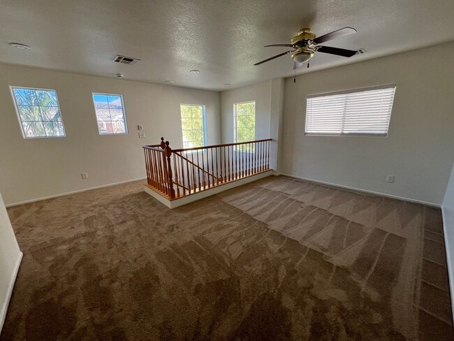 Building Photo - 3 Bedroom / 2.5 Bath Southwest Home