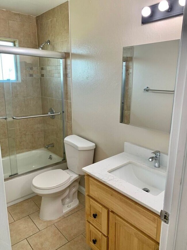 Building Photo - 2 Bedroom 1 Bathroom Condo in Antioch - AVAILABLE NOW !!