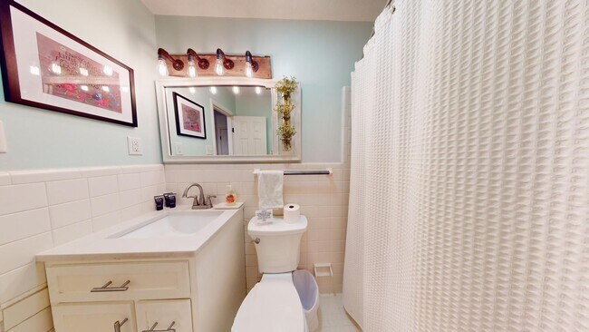 Building Photo - Super Cute One Level Home 1 mile from Toom...