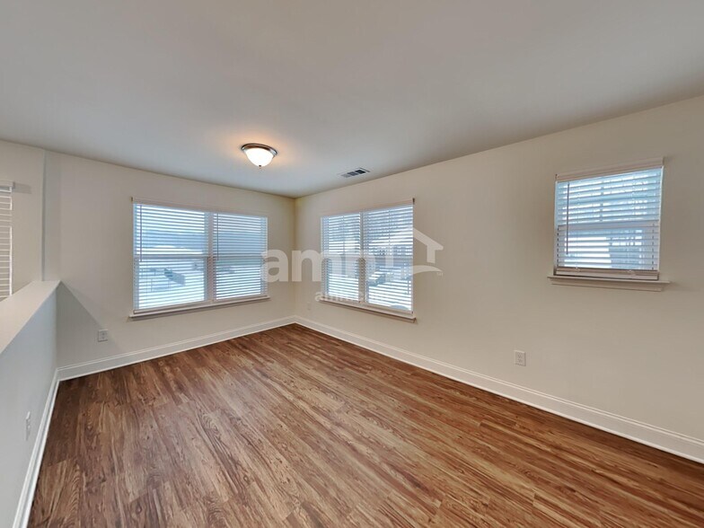 Building Photo - 898 Carnaby Ln