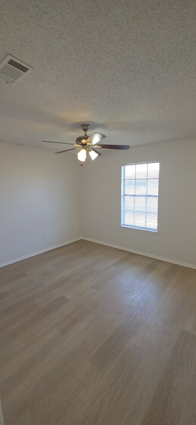 Building Photo - First-floor condo with fenced in backyard!