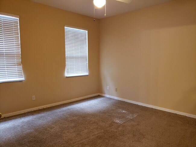 Building Photo - Nice 3 Bed 2 Bath Town Home located in San...