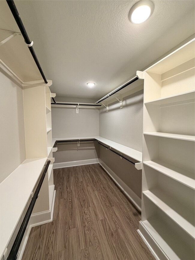 Building Photo - 2005 Pasadena Blvd