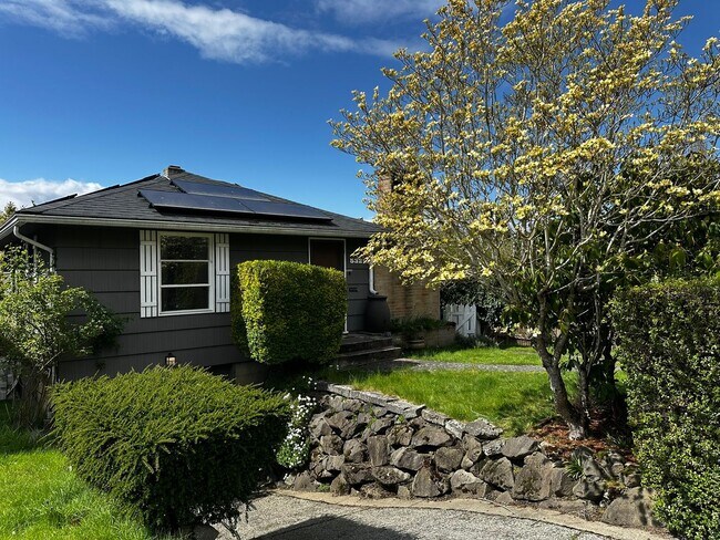 Building Photo - 2bd/1ba Seattle Home