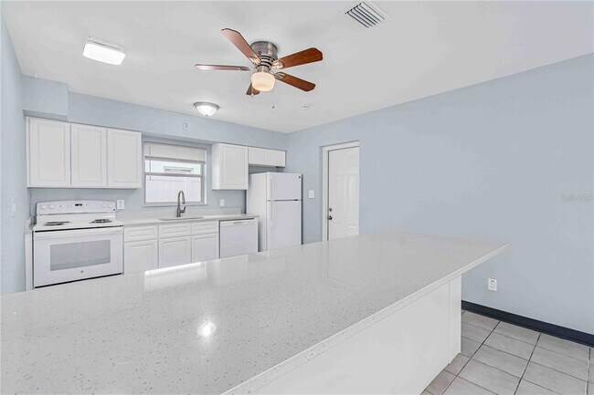 Building Photo - 140 112th Ave N