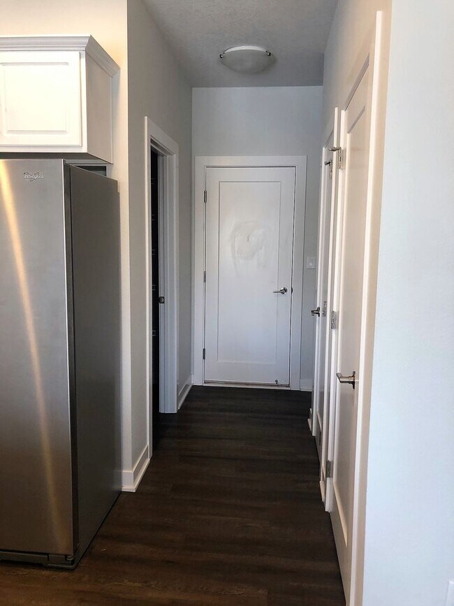 Building Photo - HUGE Single Family Home Available!