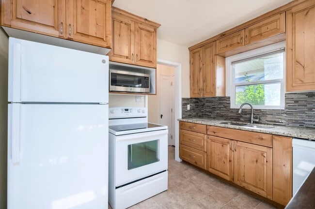 Building Photo - Newly Updated Liberty Wells Duplex!!