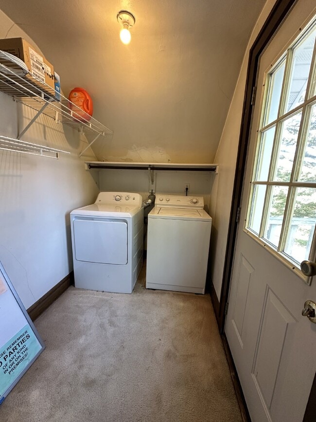 Building Photo - Nice 3 Bed 1 bath close to Water St. and UWEC! Available June 1st