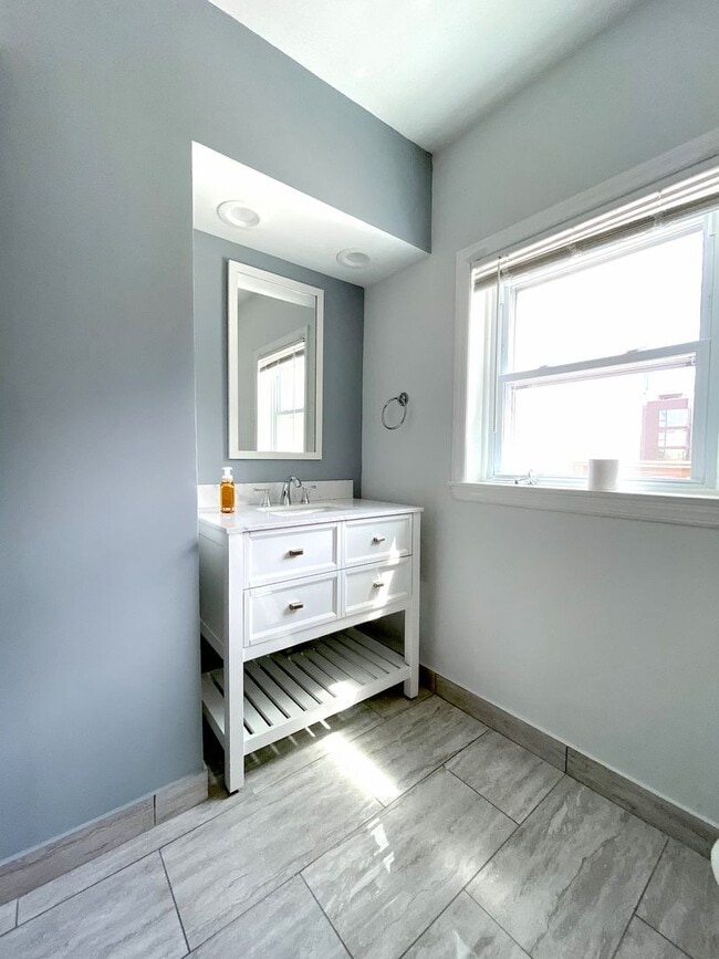 Building Photo - 2216 Summer St