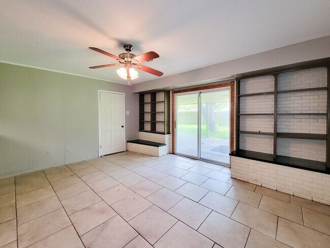 Building Photo - 1703 Raintree Dr