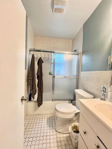 Building Photo - 42 Day St