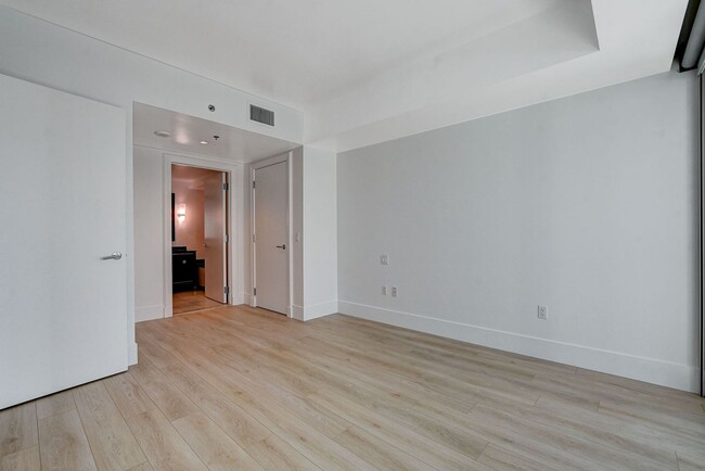 Building Photo - Sky Las Vegas 1010-Stunning, 2Bd Residence...