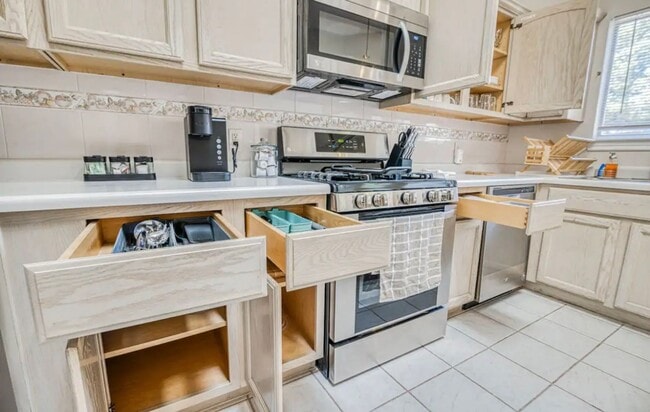 Building Photo - Short Term leases optionn4 Bedrooms 3 baths( near by Sunland Park Dr & Mesa St)