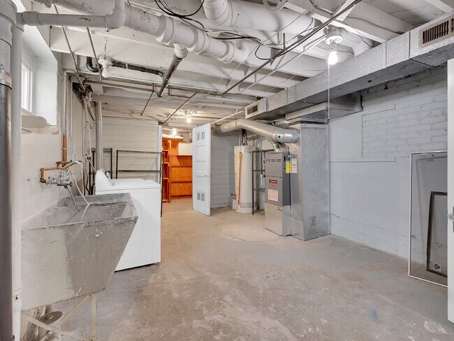 Building Photo - $2,295.00, 1 Bed, 1 Bath Home in Denver
